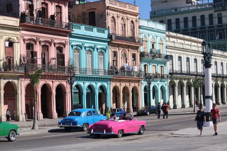US bars American tourists from visiting Cuba