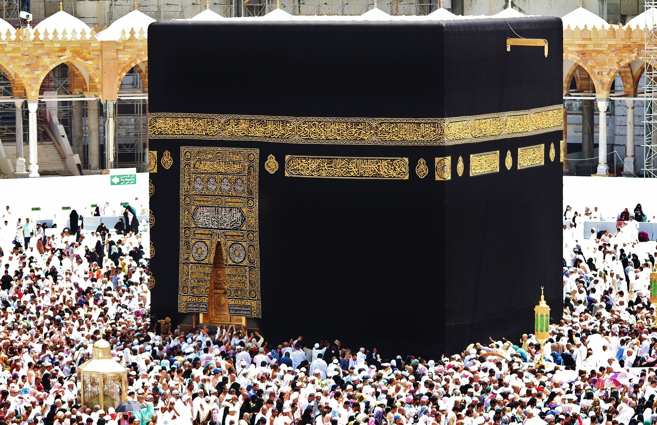 Muslim hajj pilgrims perform Satan stoning ritual
