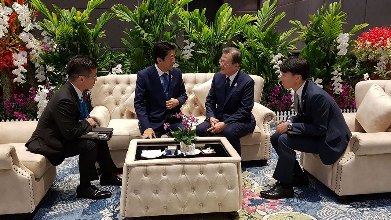 Moon, Abe Hold ‘Friendly’ Talks On ASEAN Sidelines