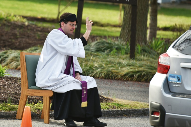 Closed Churches - US Priest Offers Drive-Thru Confessions