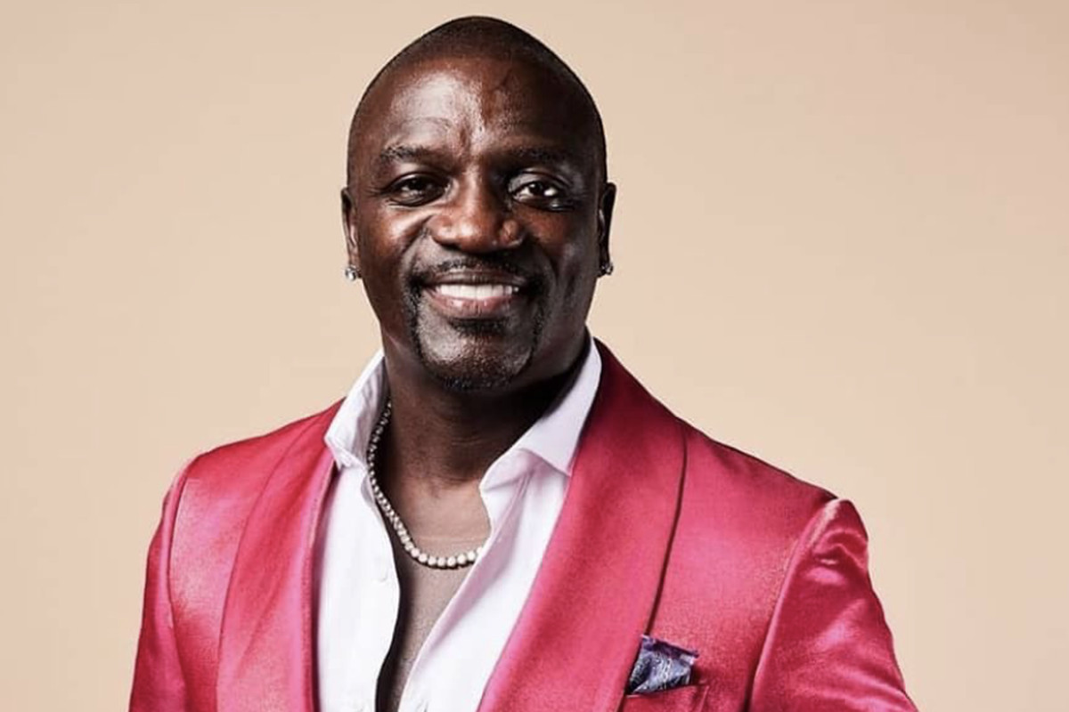 Singer Akon Pulled Over By Cops For Pictures