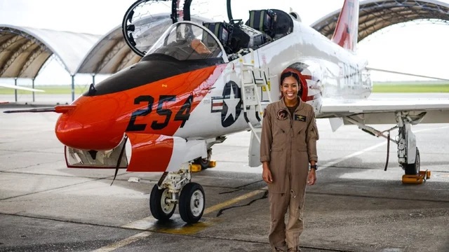 Swegle Makes History As U.S. Navy’s 1st Afro-American Fighter Pilot