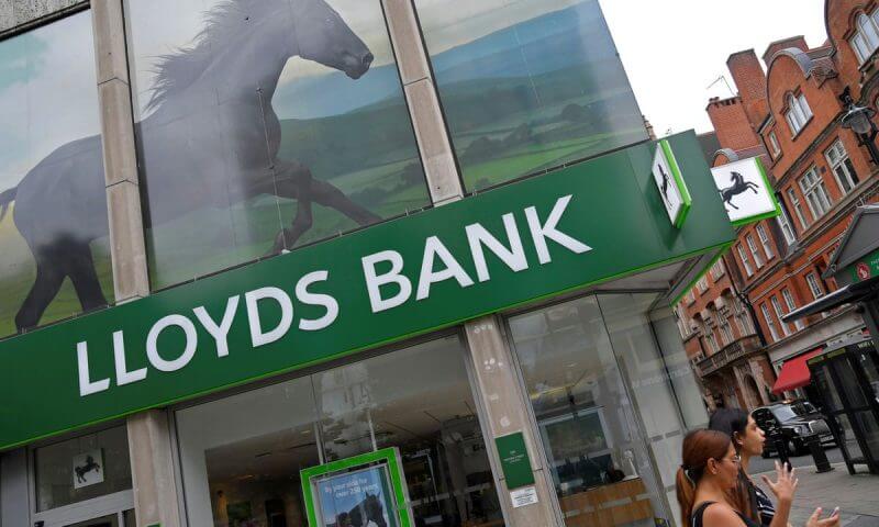 Lloyds Bank sacks 865 workers (1)