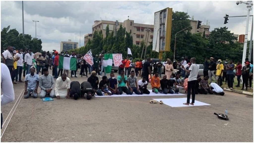 End SARS - Lagos, Abuja protesters pause as Muslims observe Friday prayer