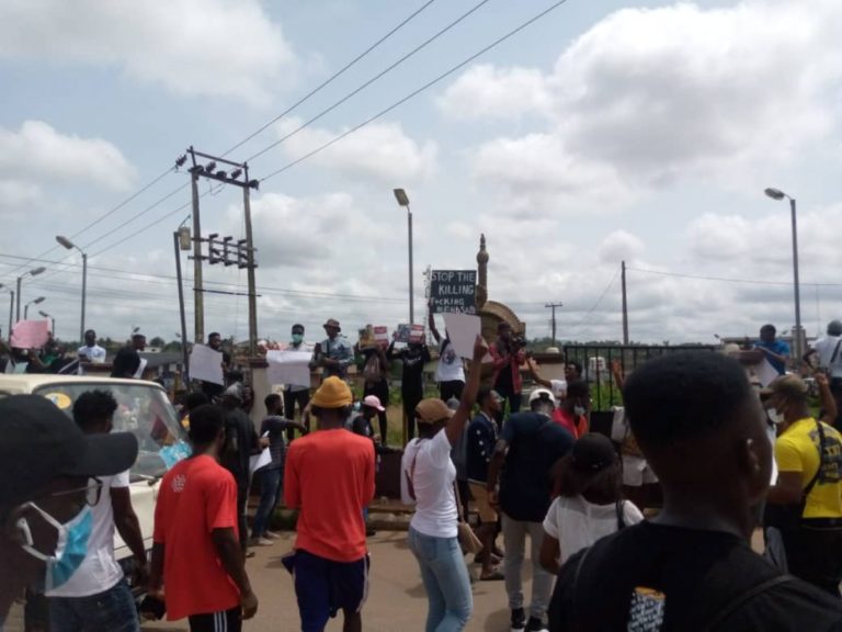 End SARS Protesters Storm Ogun Governor’s Office, Reject SWAT