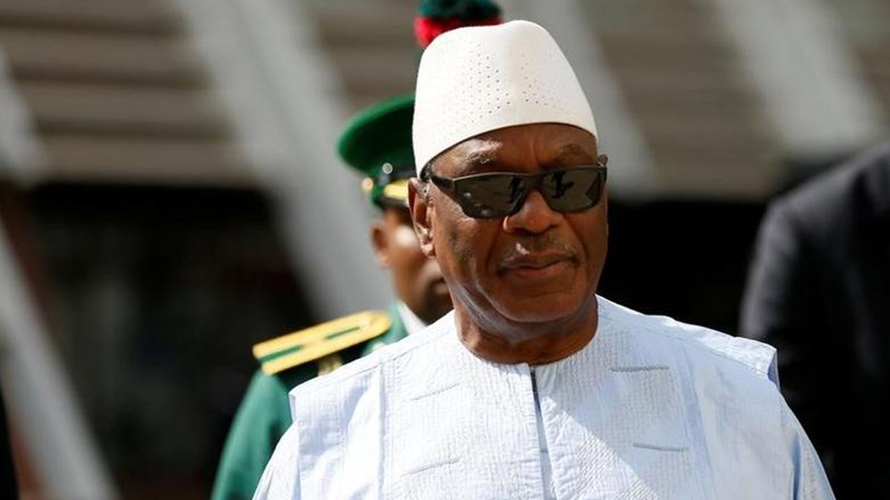 Ousted Mali president returns to country