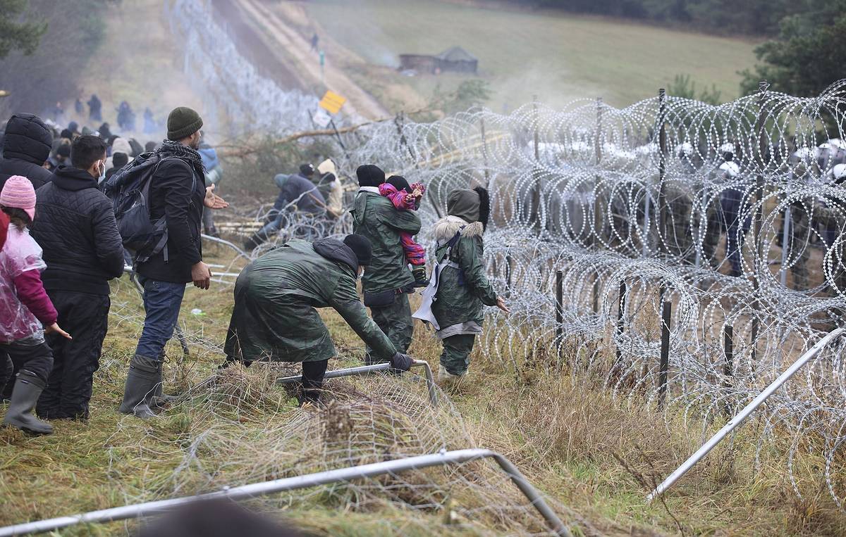 Refugee Crisis Clashes Erupt At Belarus-Poland Border