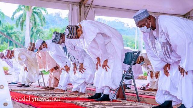 Buhari, Others Perform Eid-el-Fitr Prayer At Mambila Barracks